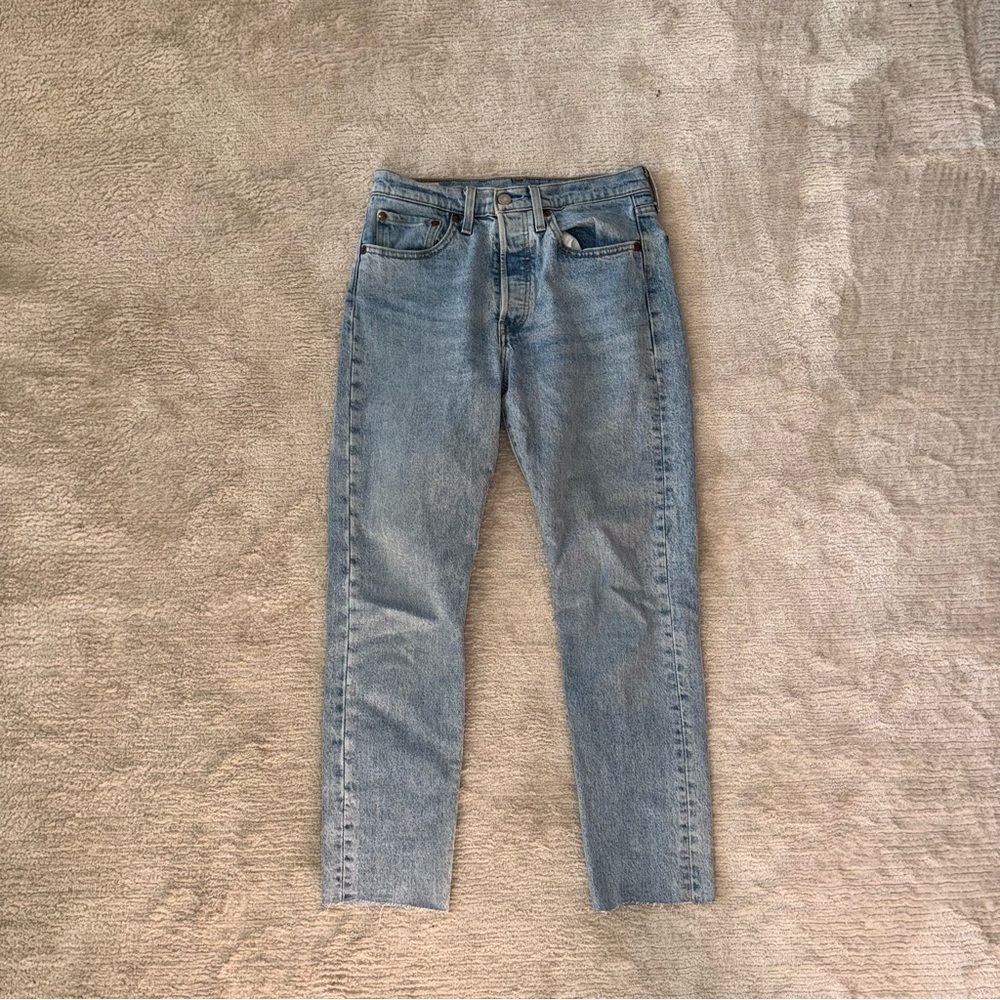 Levi 501 straight / skinny leg. Ankle length. Mid rise.  #levi #501 #y2k #fall